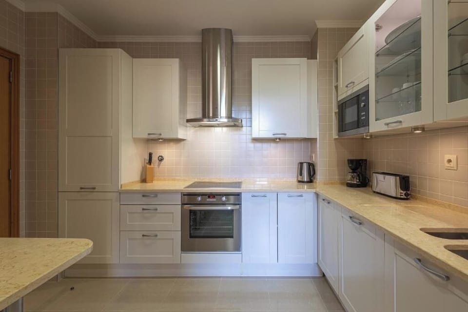 Cook effortlessly in the sleek kitchen with full modern appliances.