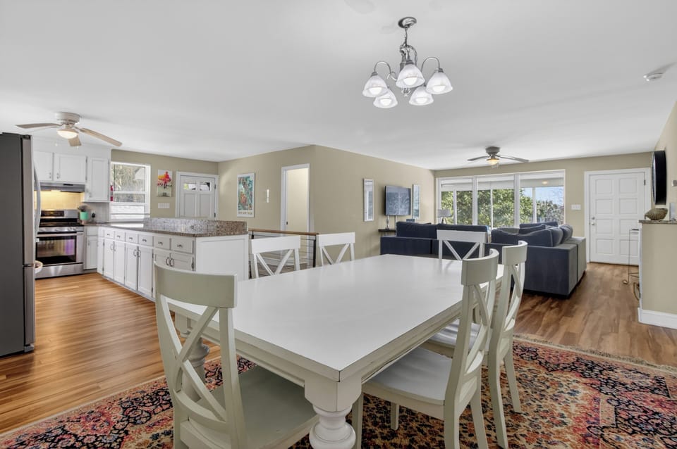 Open-concept living made easy—gather around the dining table, cook in the fully equipped kitchen, then unwind in the bright, spacious lounge.