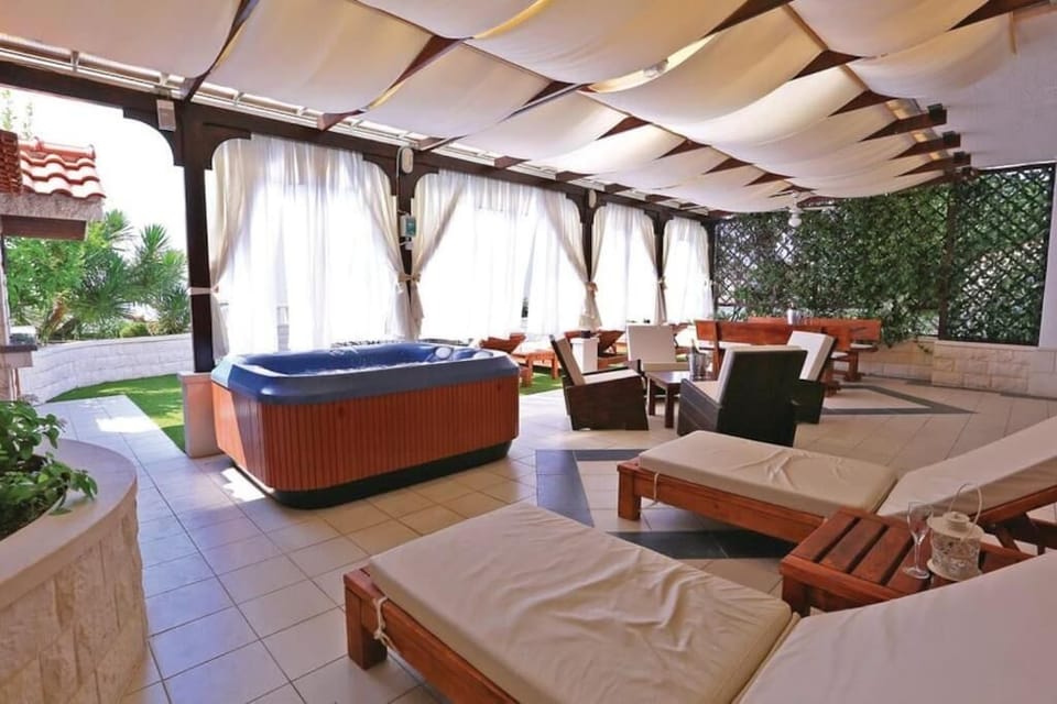 Indoor spa tub