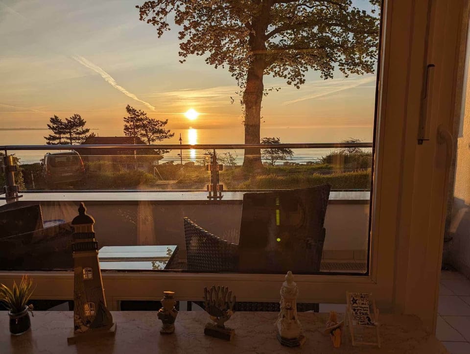 Meerblick mit Sonnenaufgang über Ostsee