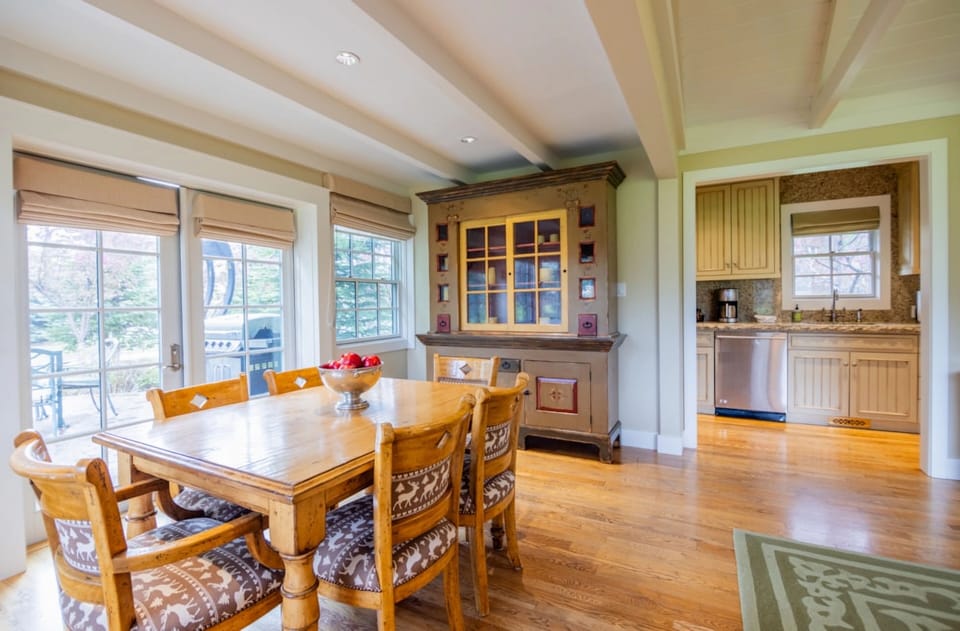 Sip morning tea and prep snacks in the handy kitchenette.