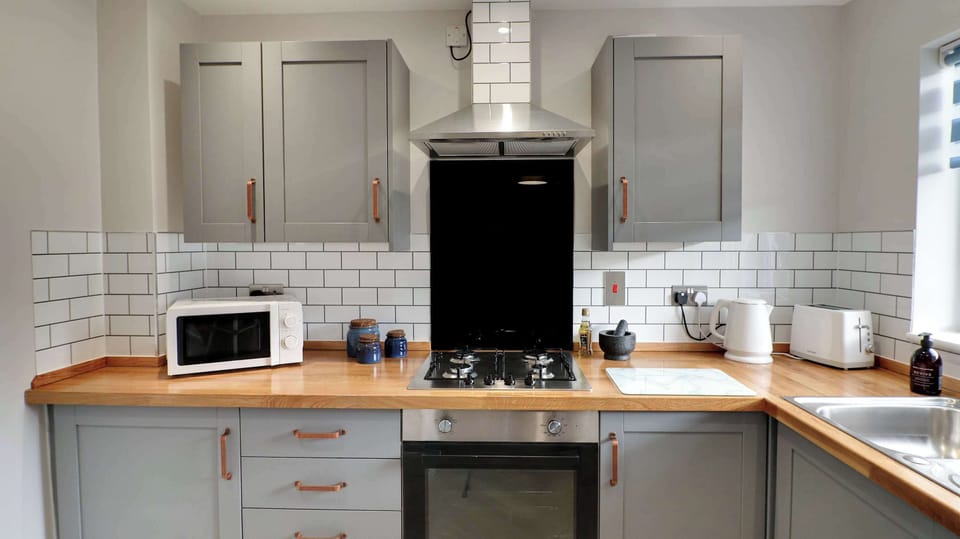 A fully equipped kitchen with everything you need for longer stays. Cook proper meals, prepare packed lunches for work, or enjoy a quiet evening meal without needing to go out.