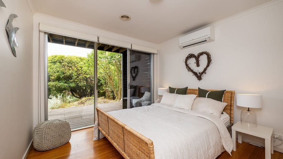 Queen bedroom with own split AC system