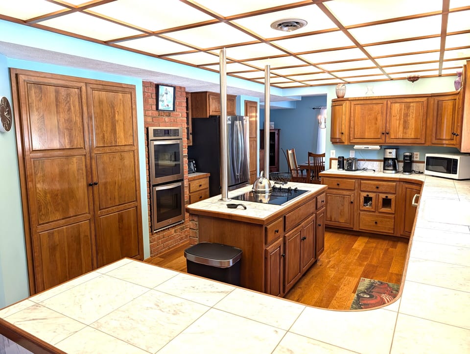 KITCHEN:  The home has a very large kitchen with all appliances (including a dishwasher) plus a kitchen island.