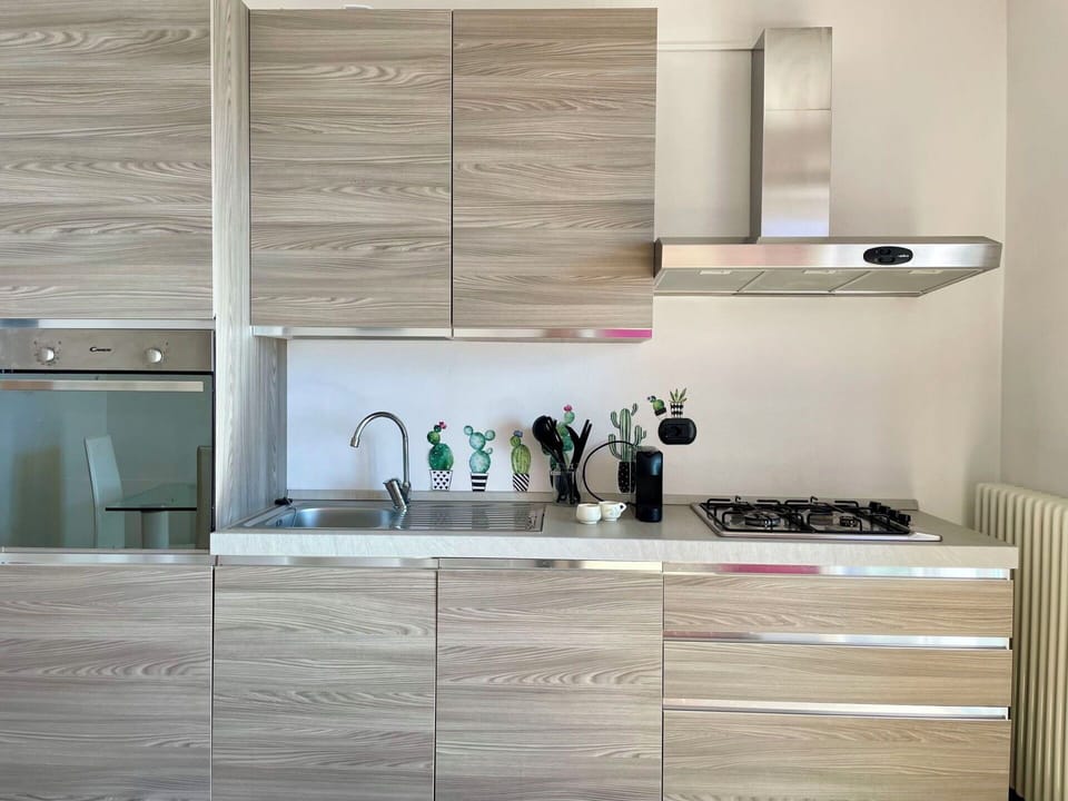 Kitchen, Kitchen Appliance, Wood, Countertop, Major Appliance, Cabinetry, Home Appliance, Interior Design, Flooring, Furniture