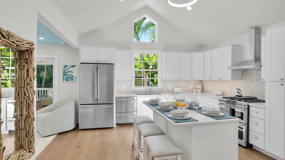 Grab a quick bite at the kitchen island...
