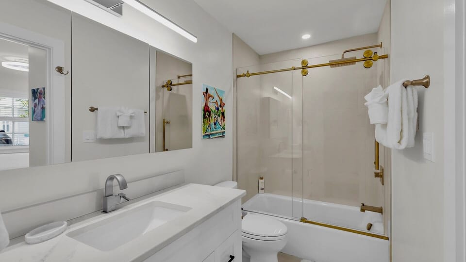 The en-suite bath features a shower/tub combination...