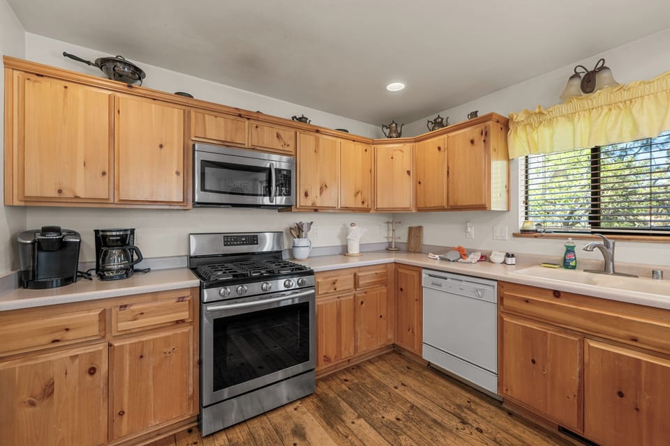 Full Kitchen - Full Kitchen with
Drip coffee maker & Keurig
BBQ – Propane
Dishwasher
and all of the essentials