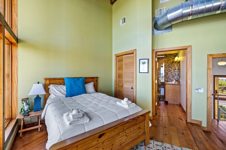 Third Bedroom - Queen Bed w/ En Suite - Second Floor