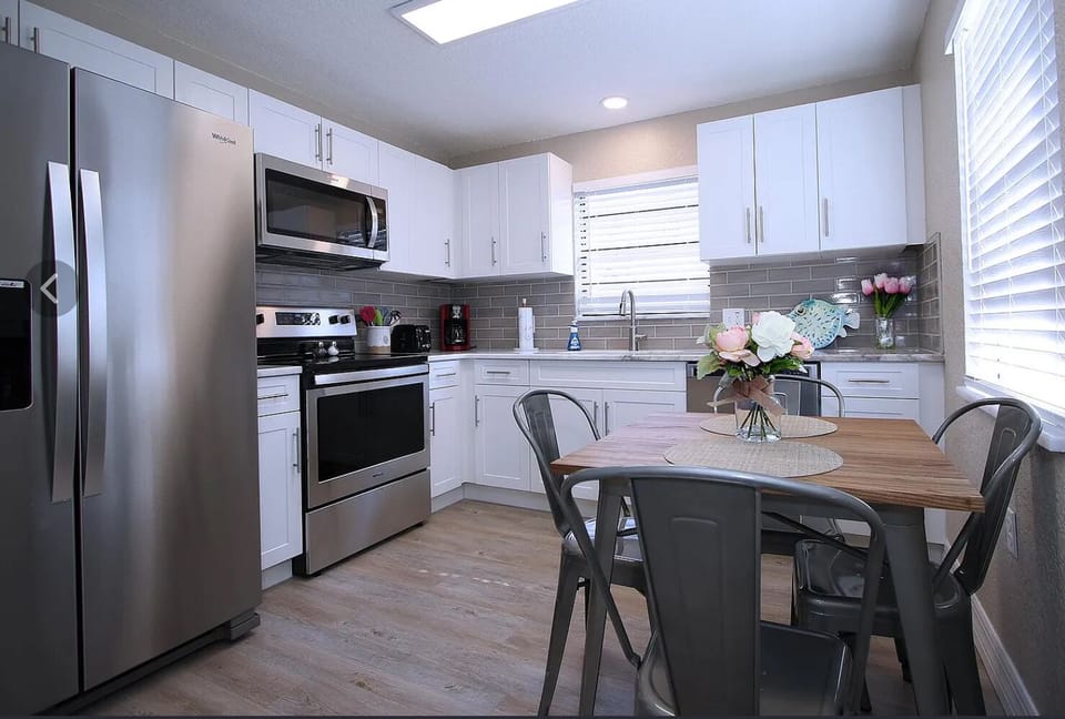 Modern full kitchen, new appliances, dining for 4, blinds on  windows