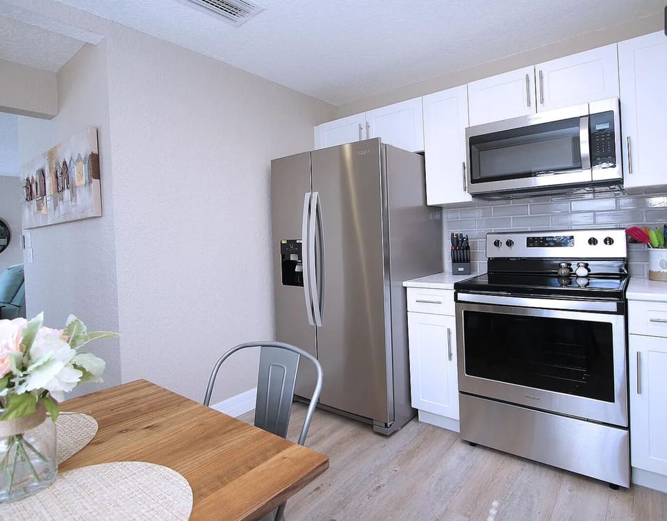Full sized range & fridge, microwave, all utensils, cookware, tableware included