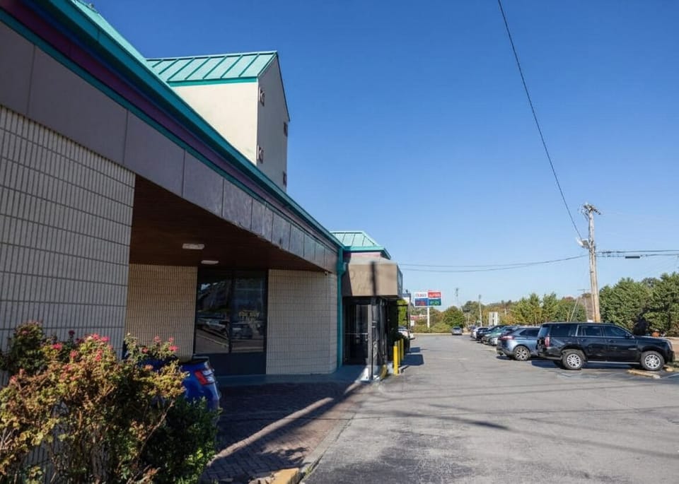 Drive in smoothly with clear access and easy curbside stops.