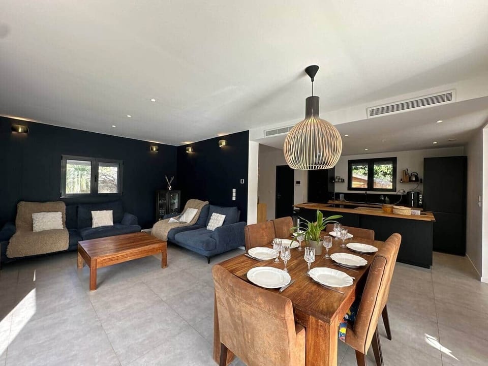 Living room ; Dining table