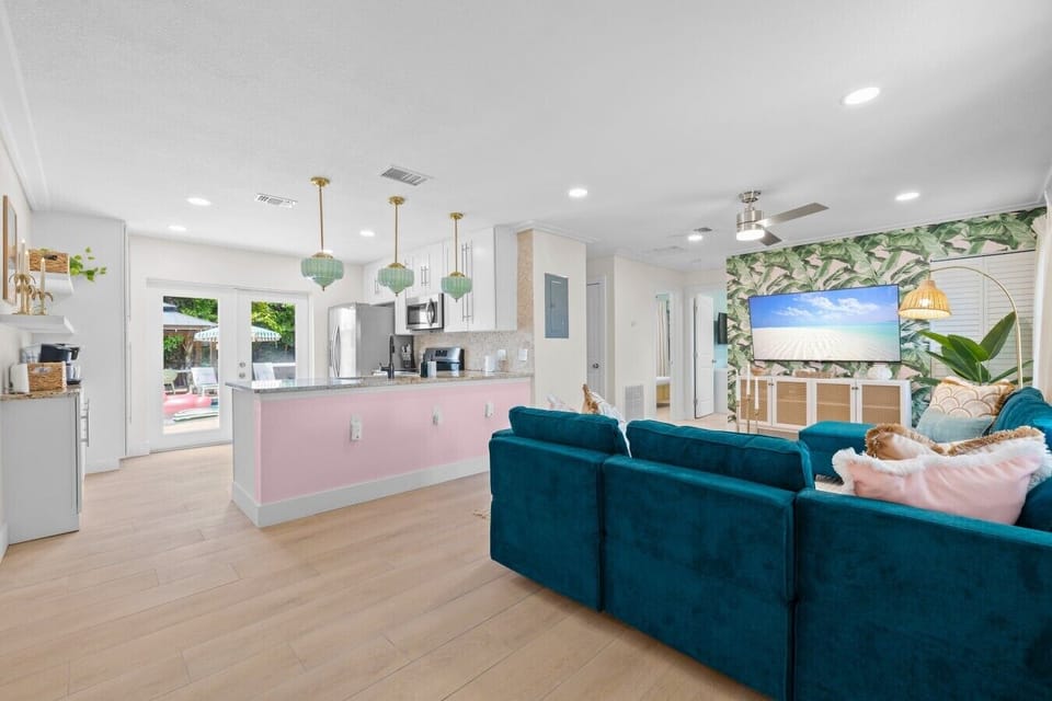 Beach hair, pool day, then movie night. Kick back in the comfy living room with a smart TV, stream your favorites, or break out the board games for a little friendly competition.