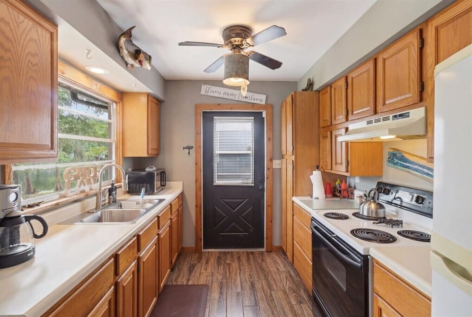 Kitchen | Electric Range | Ceiling Fan & Coffee Station