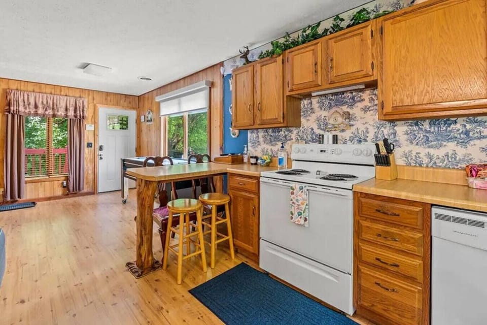 Prepare meals in the fully equipped kitchen with plenty of counter space and a casual breakfast bar. It’s an easy place to gather for morning coffee or a quick bite before heading out.
