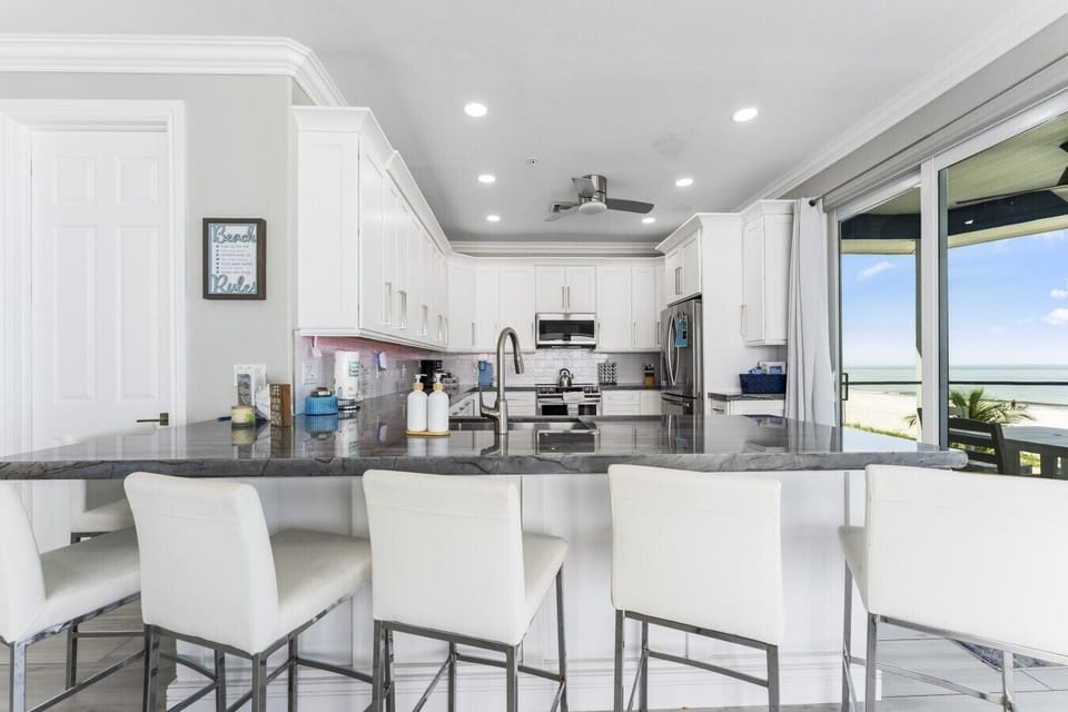 Fort-Myers-Beach-Vacation-Rental-Blessed-By-The-Beach-Kitchen (2)