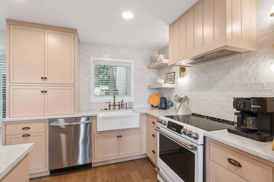 Full kitchen with farmhouse sink