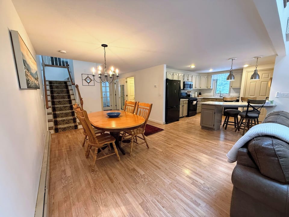 The Level Dining area has seating for 4 and a few extra chairs are available as well.