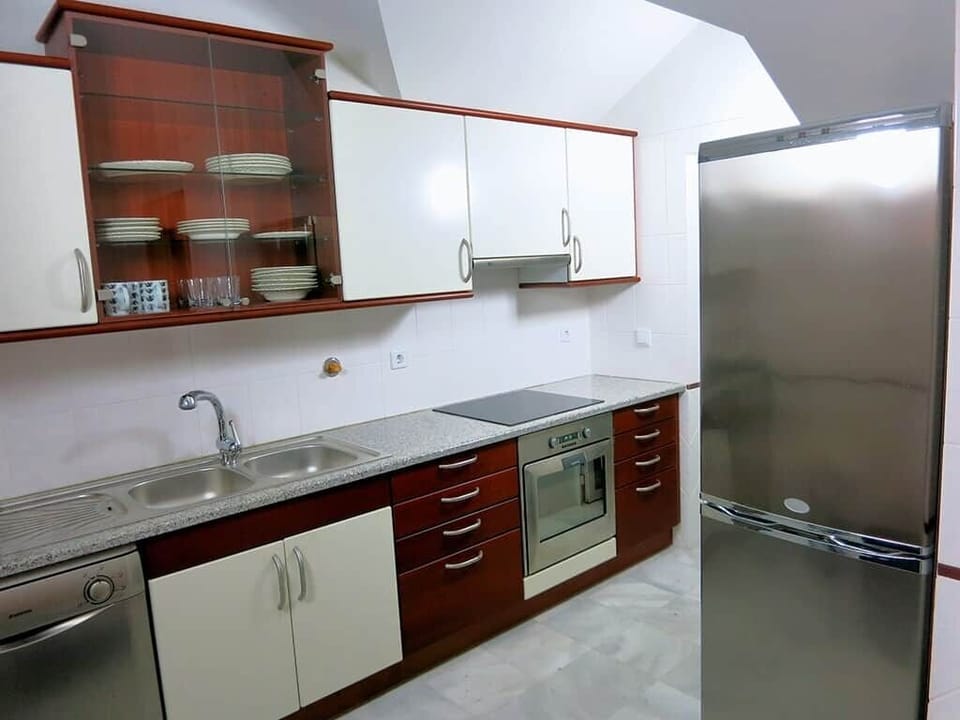 Modern and fully equipped kitchen.