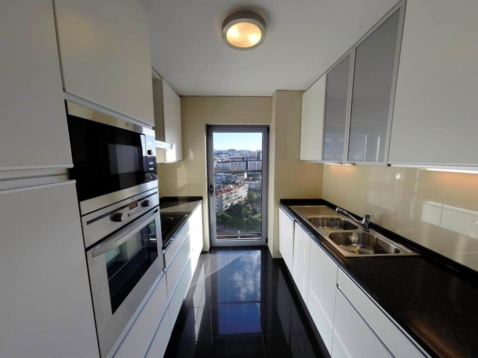 Modern and fully equipped kitchen.