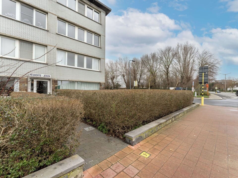 Building, Window, Residential Area, Shrub, Architecture, Apartment, Urban Design, Condominium, Hedge, Driveway