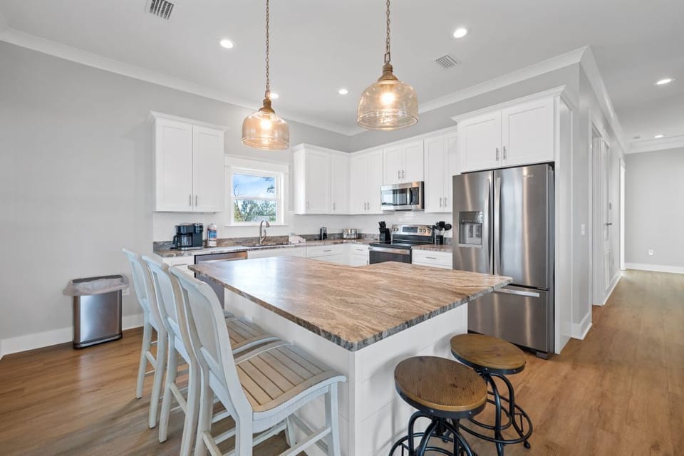 7 Dolphin Dreams Dining & Kitchen