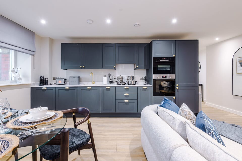 Stylish 2-Bed 2-Bath Apartment in Newly Renovated Victorian Building – Prime Leeds City Centre near Station