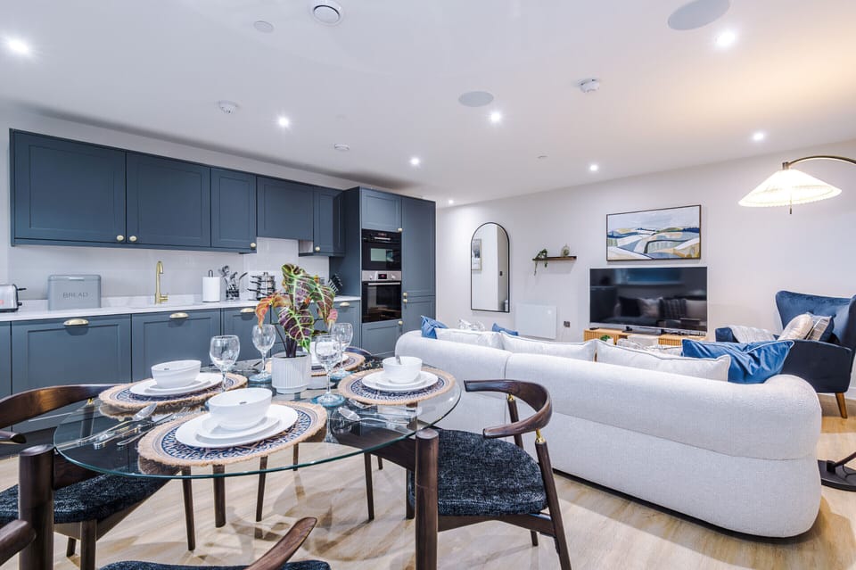 Stylish 2-Bed 2-Bath Apartment in Newly Renovated Victorian Building – Prime Leeds City Centre near Station