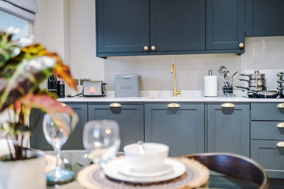 Stylish 2-Bed 2-Bath Apartment in Newly Renovated Victorian Building – Prime Leeds City Centre near Station