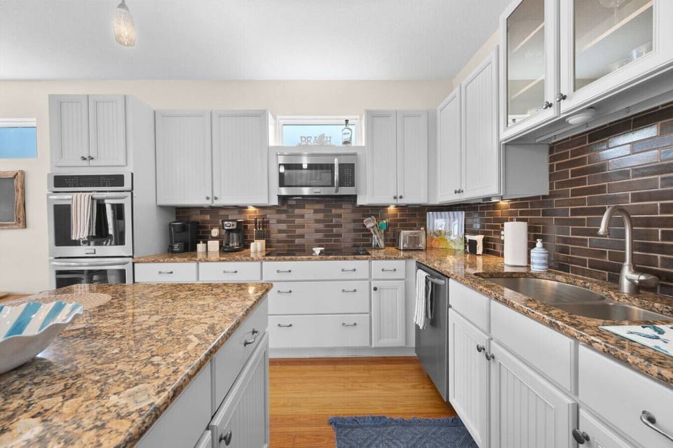 Crisp, clean cabinets and stainless steel appliances