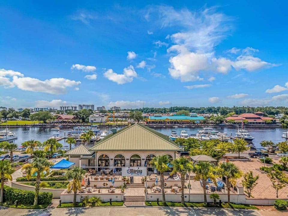 Marina Bar & Grill on the Intracoastal
Walk to waterfront dining, drinks, and live music right at Barefoot Marina.
