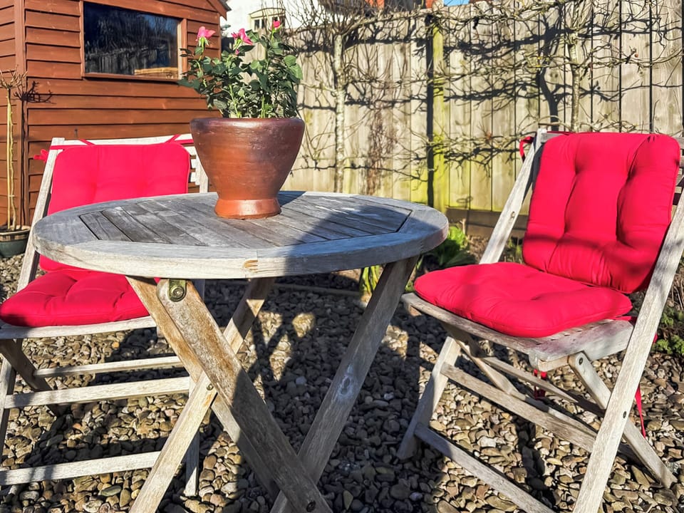 Sitting-out-area | Oakley Cottage, Bosbury