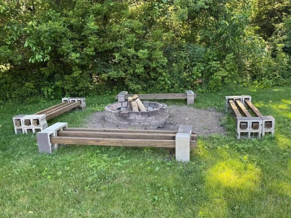 Imagine cozy chats and stargazing from this tucked-away spot at the edge of the trees. ✨🌳
