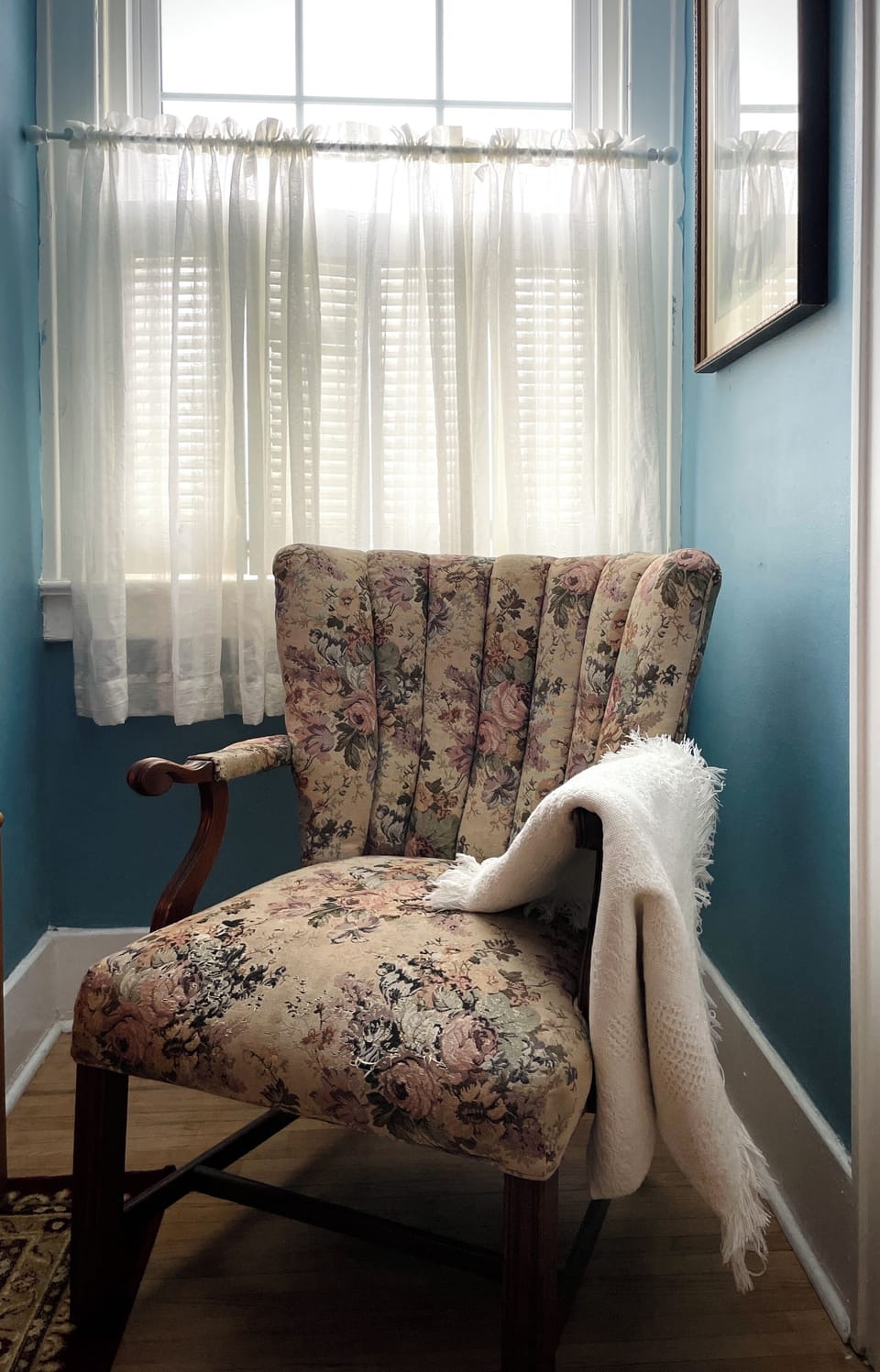 Sink into this cozy corner and let the world drift away 🌸🤍 — your favorite book, a fluffy throw, and the soft light of a quiet afternoon make this the ultimate nook to recharge.