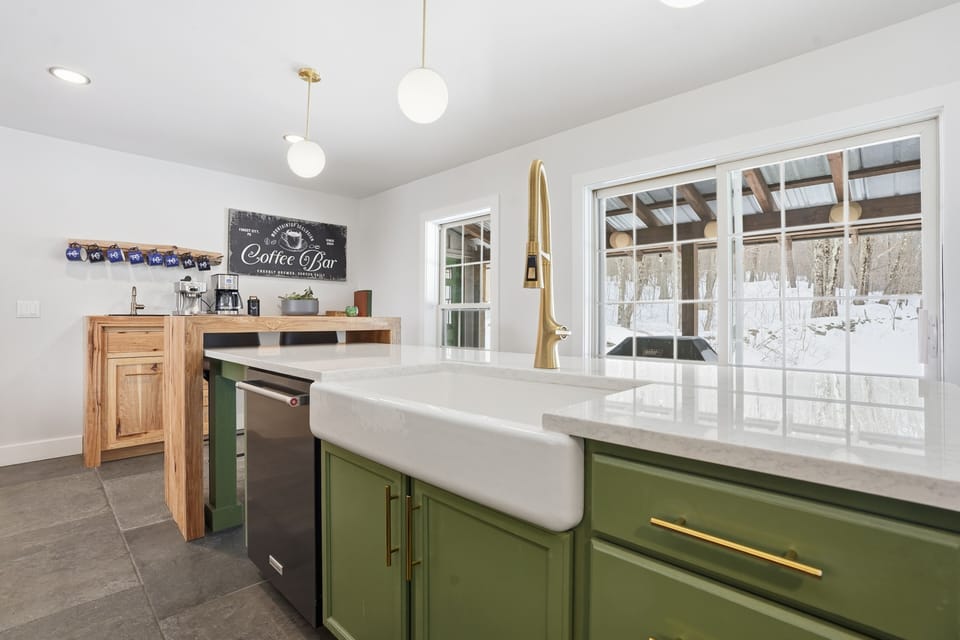 Kitchen and coffee bar
