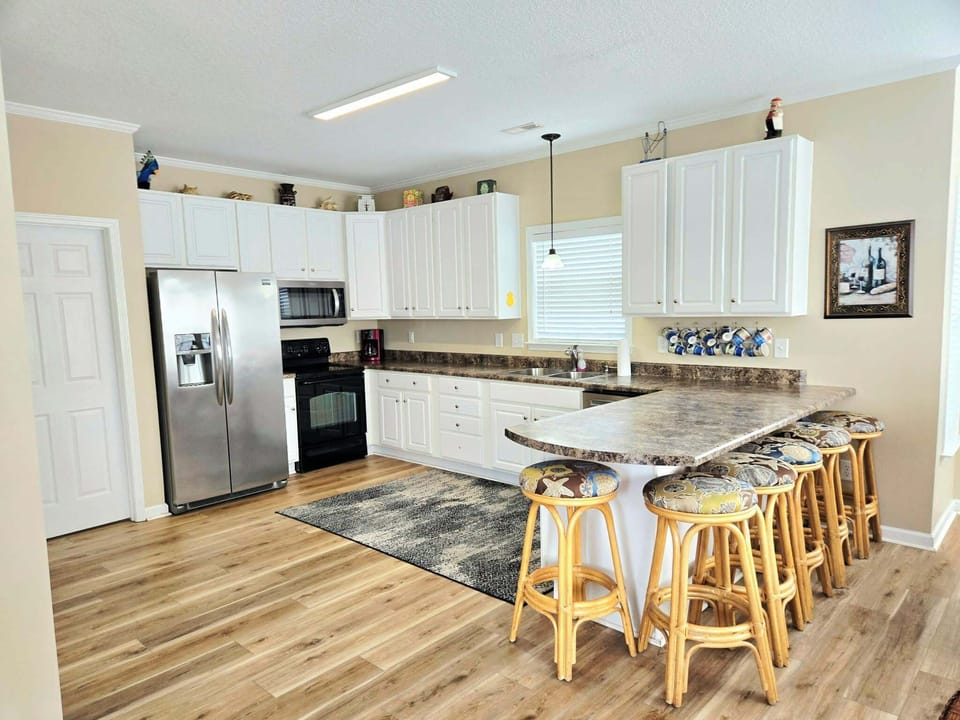 Spacious Kitchen w/ Peninsula
