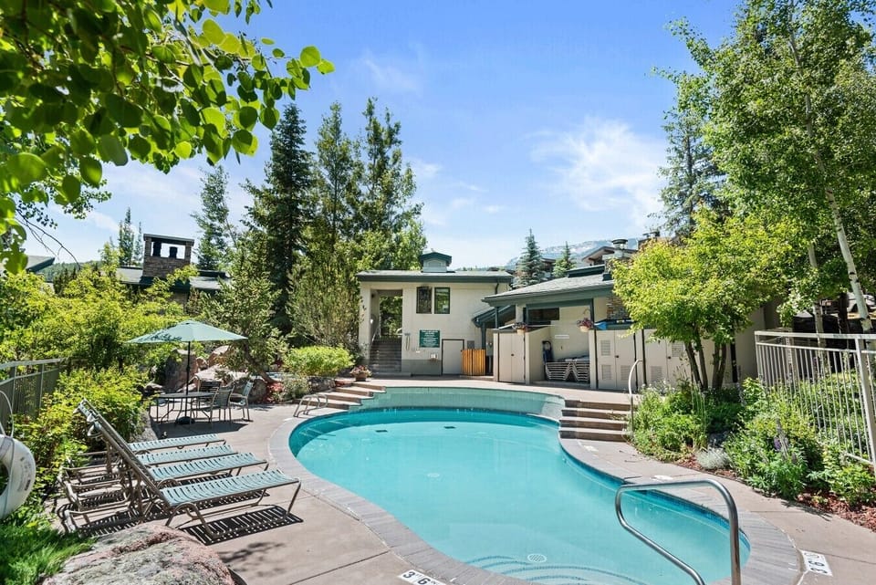 Pool & Jacuzzi
