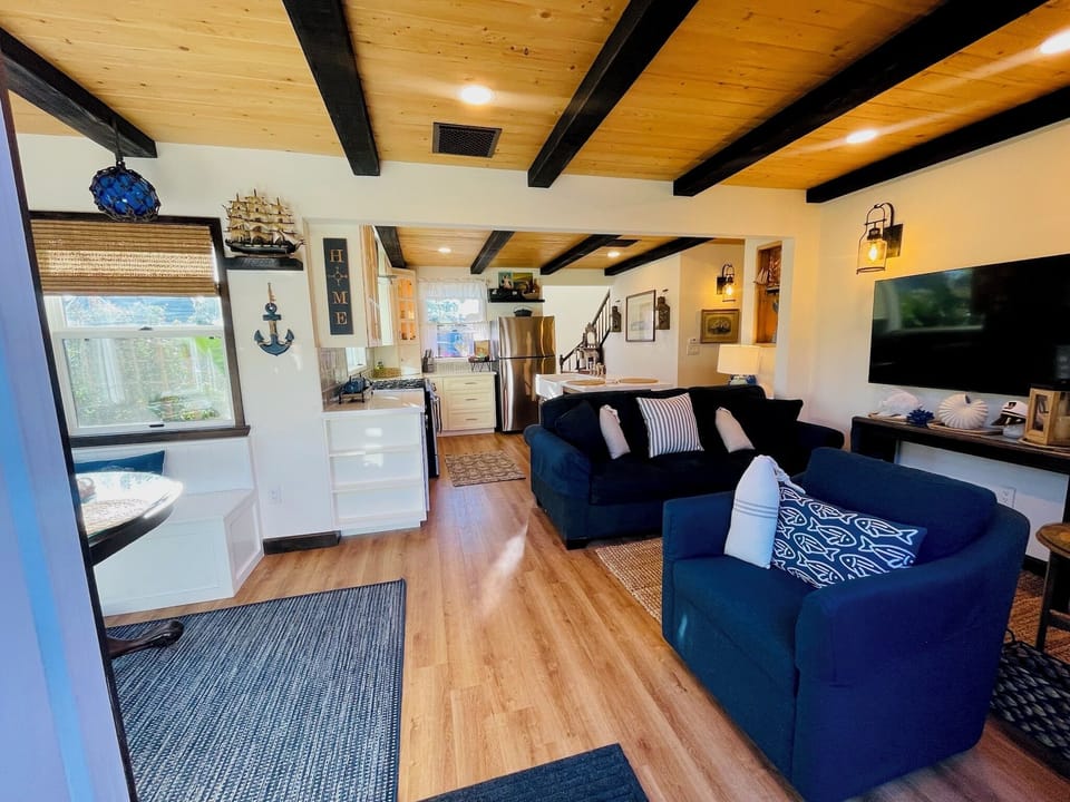 Open French doors and enjoy fresh ocean breeze with family and friends. 