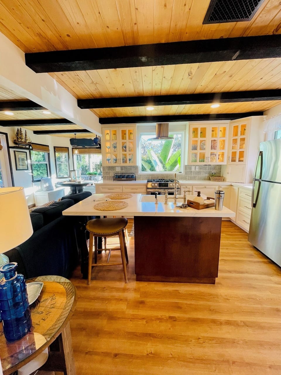 Fully stocked kitchen. Complementary coffee, tea, creamers to enjoy.