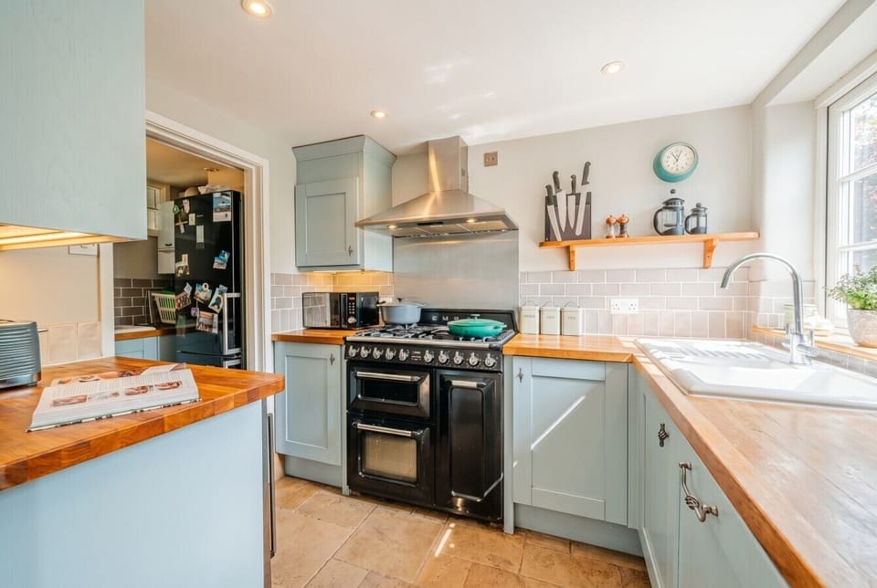 Cook like a pro on the range cooker in a beautifully fitted shaker kitchen.
