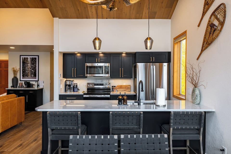 Kitchen Detail – Natural Light & Design A designer kitchen surrounded by aspens and filled with warm natural light. Every detail combines comfort and style.