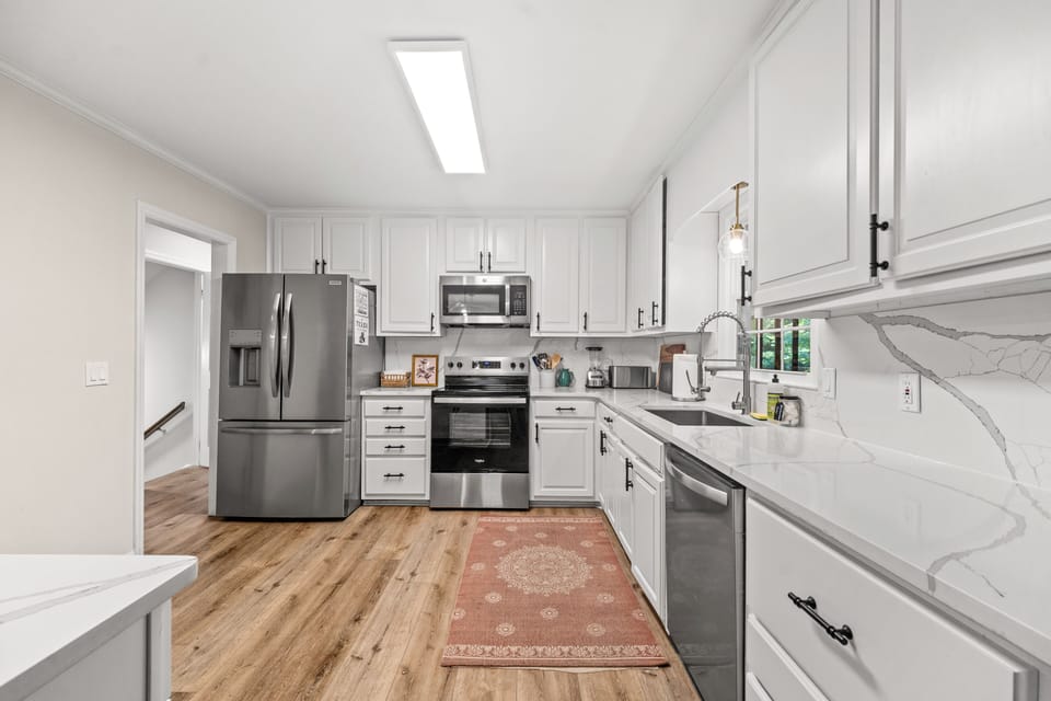 Fully Equipped Kitchen, Dishwasher, Toaster, Blender, New Appliances.