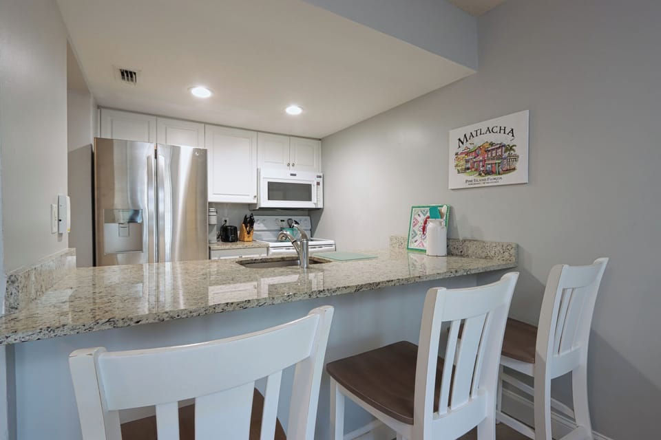 Kitchen with breakfast bar
