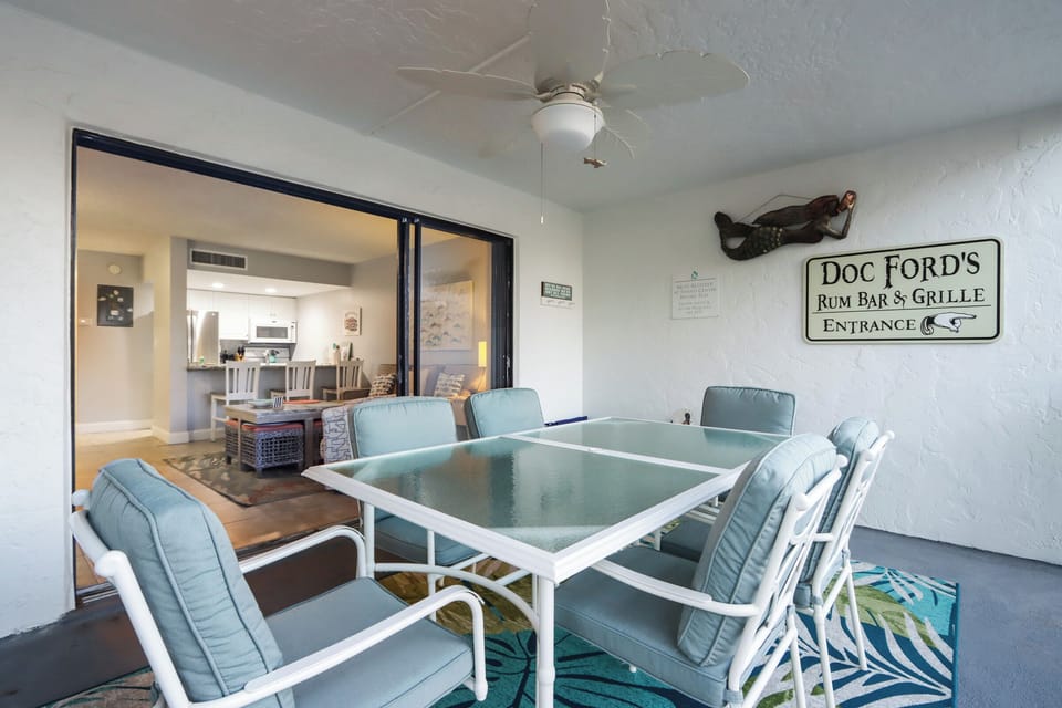 Screened lanai with outdoor dining table
