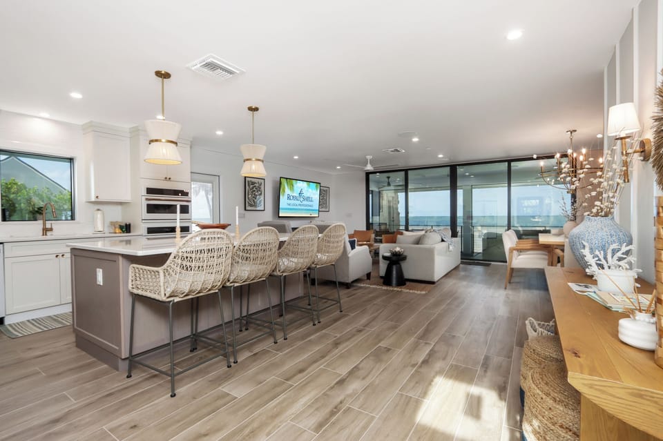 Kitchen with breakfast bar