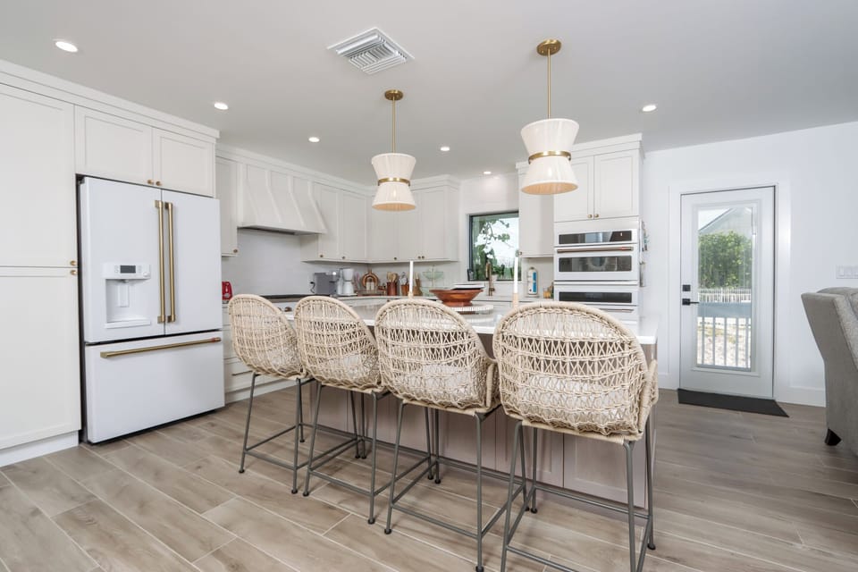 Kitchen with breakfast bar