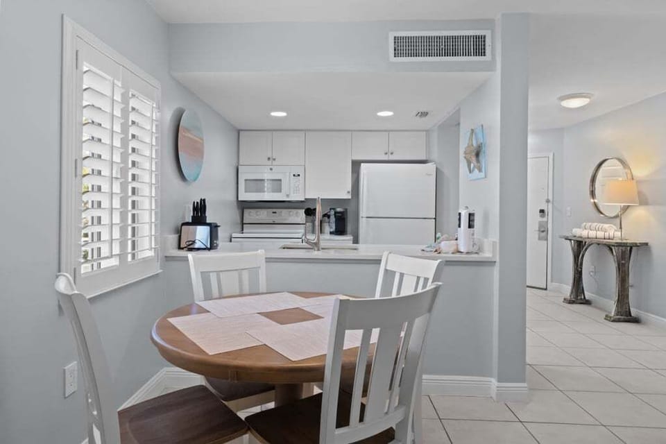 Dining table with seating for (4)