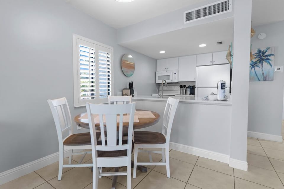 Dining table with seating for (4)