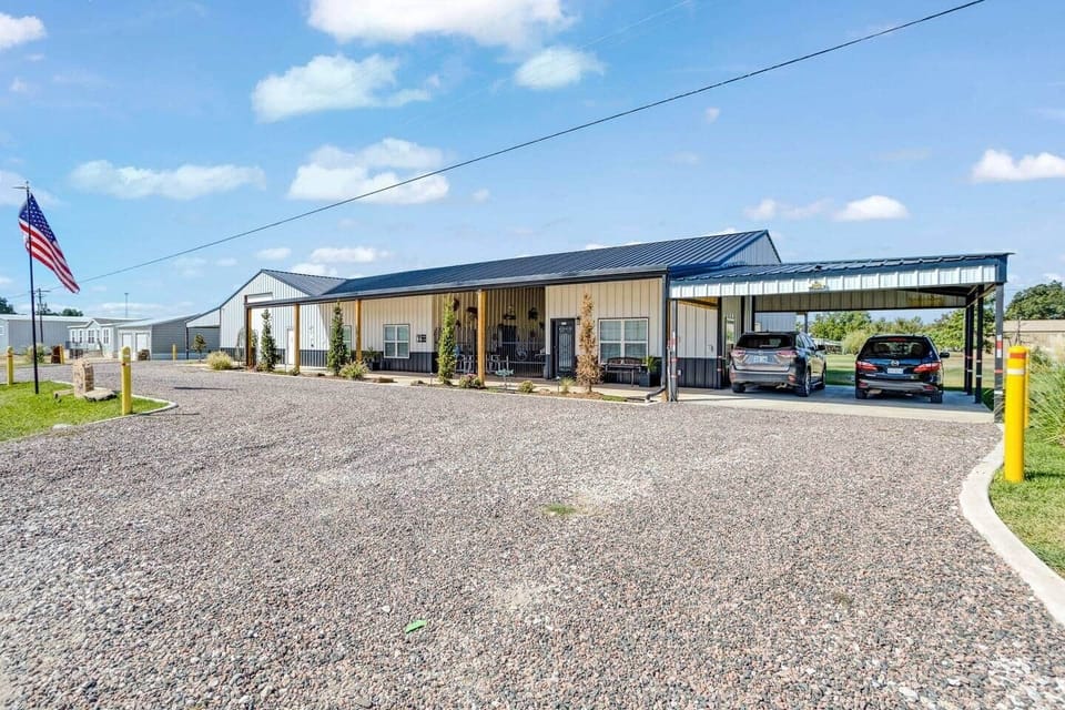 Newer barndominium style with covered parking and room for parking your boat.